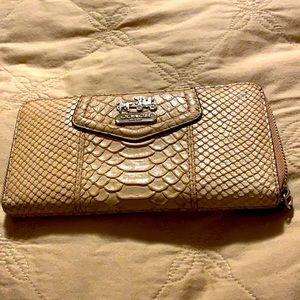 🪴EUC Coach crocs zip wallet🪴